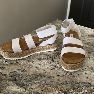 Women’s Steve Madden platform sandal!